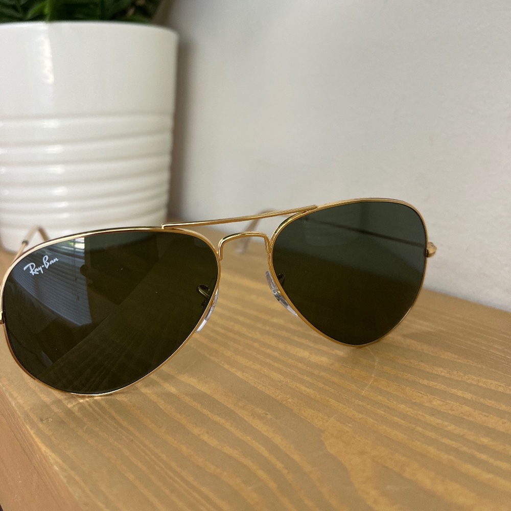 Ray-Ban Aviator classic Sunglasses in gold. - Picture 3 of 9